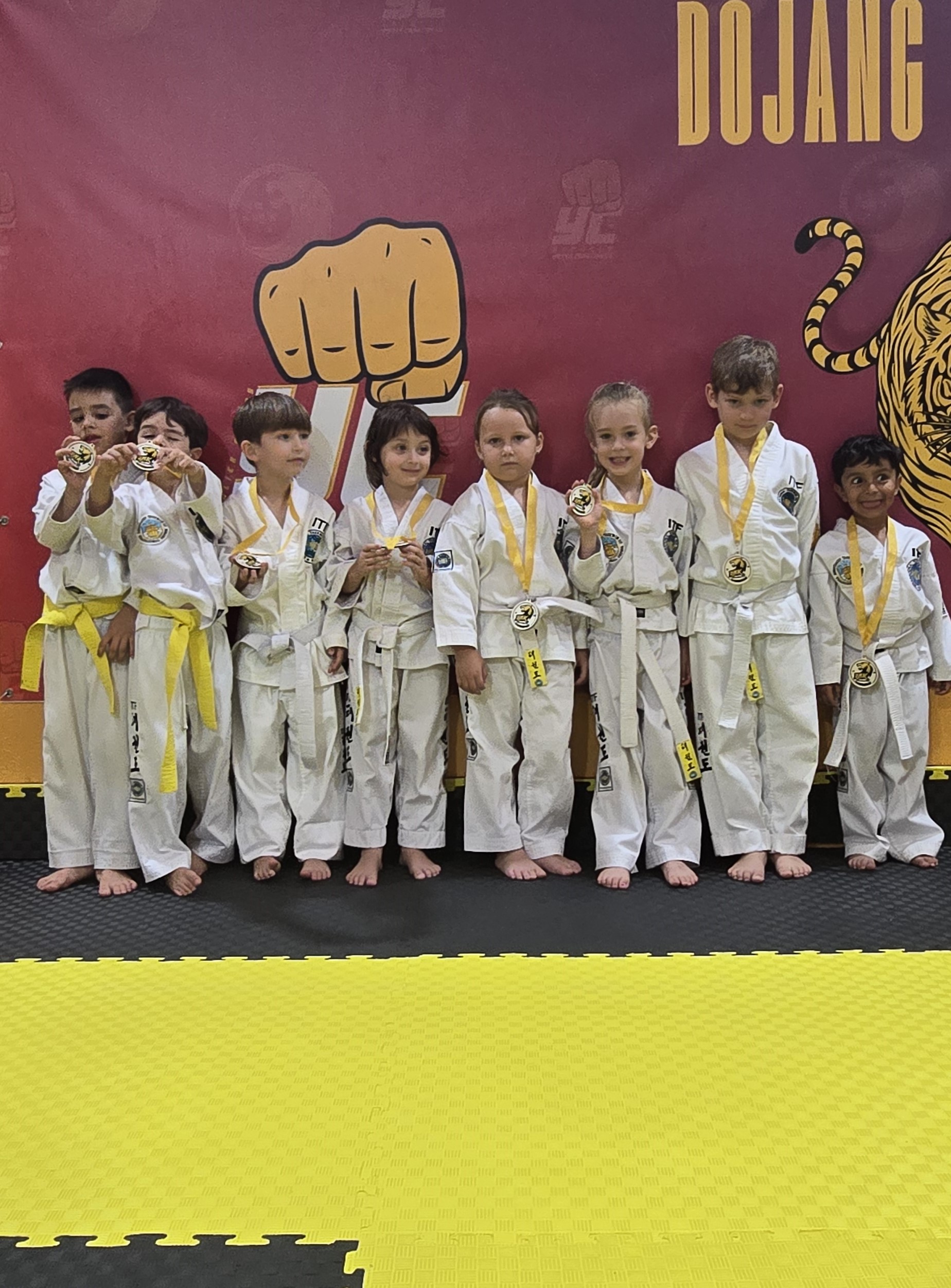 Grupo infantil de Taekwon-Do de DJIK con sus medallas