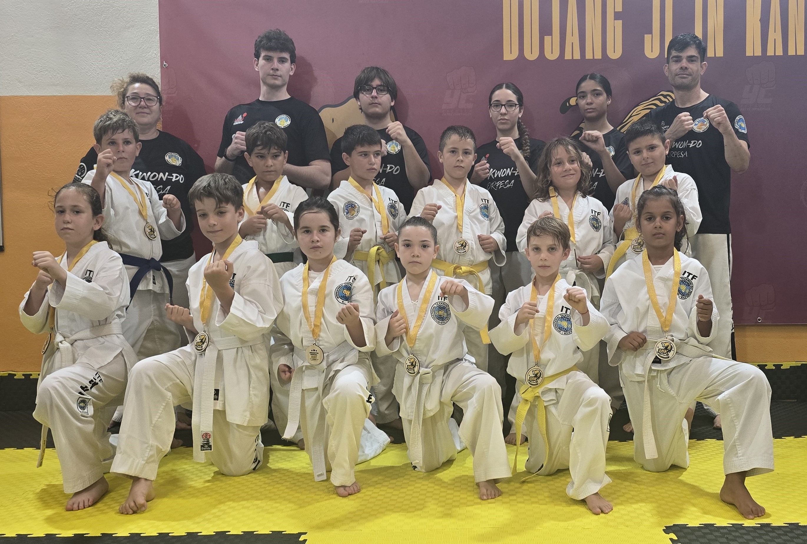 Grupo de alumnos de Taekwon-Do de DJIK con sus medallas