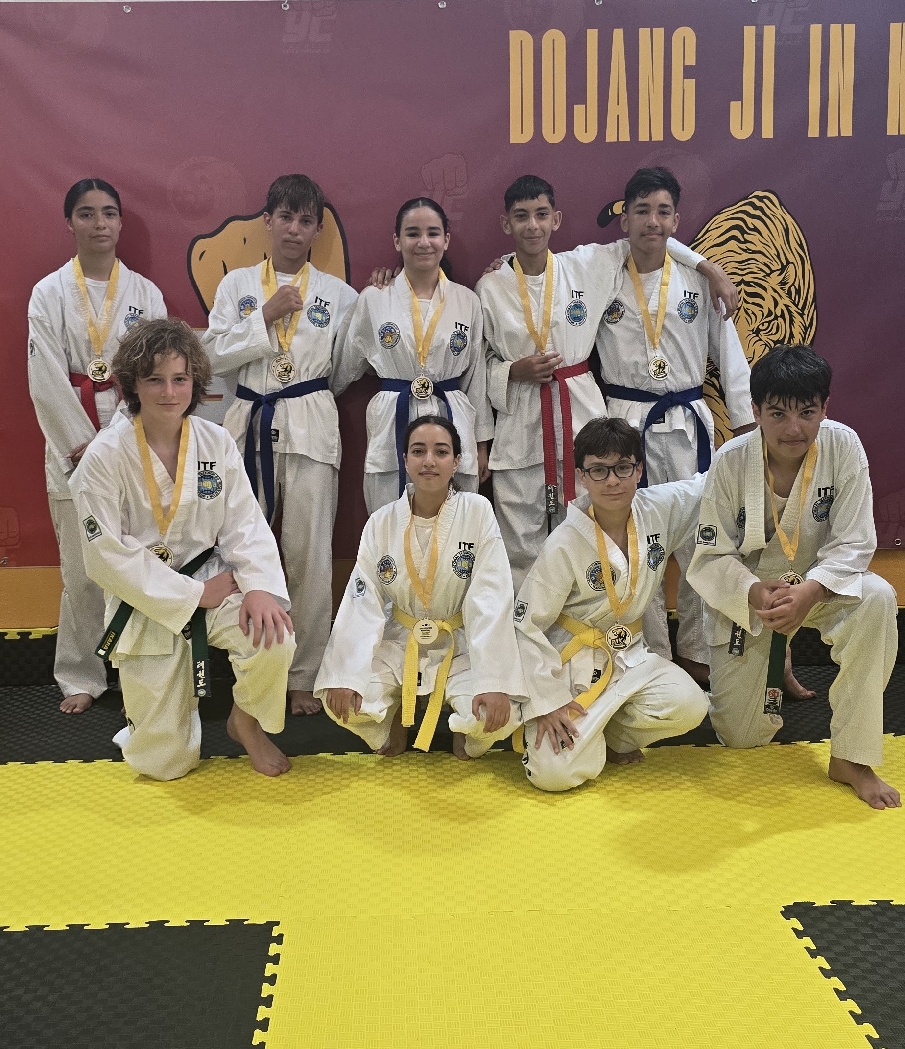 Grupo juvenil de Taekwon-Do de DJIK con sus medallas