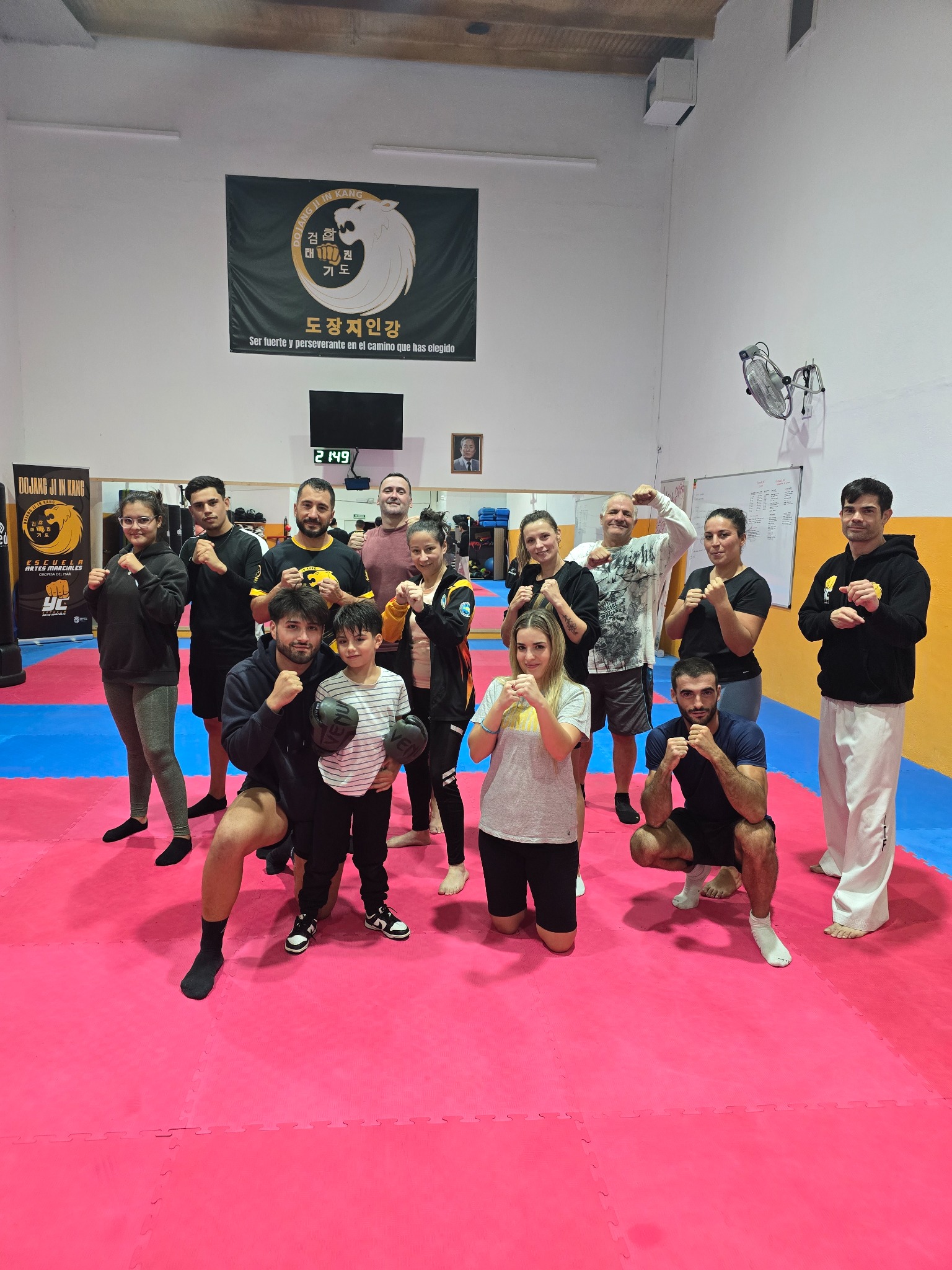 Grupo de Box Training entrenando en el dojang de DJIK