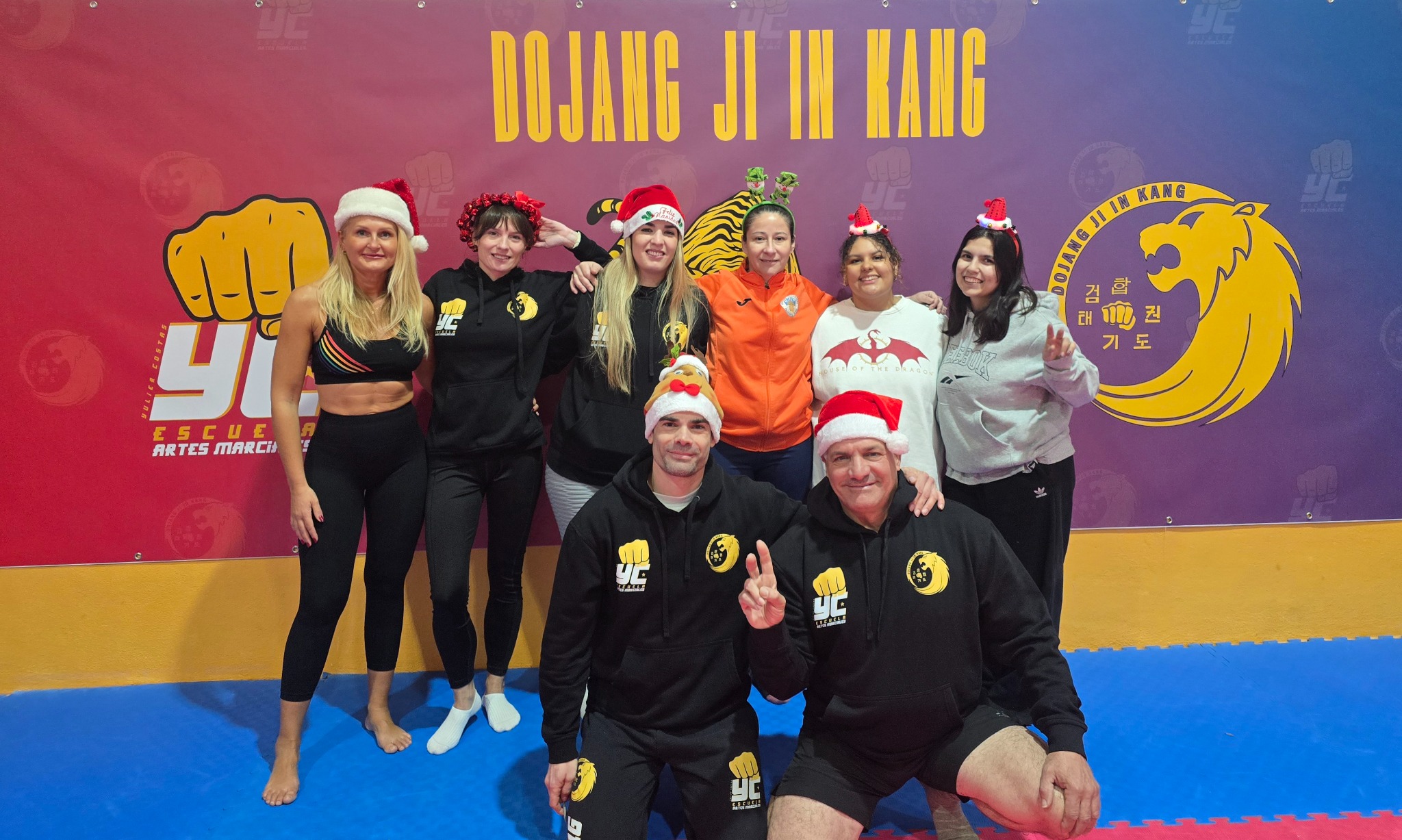 Grupo de Box Training de DJIK con ambientación navideña