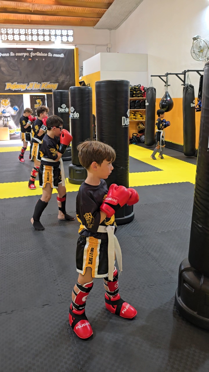 Entrenamiento infantil de Kickboxing en DJIK