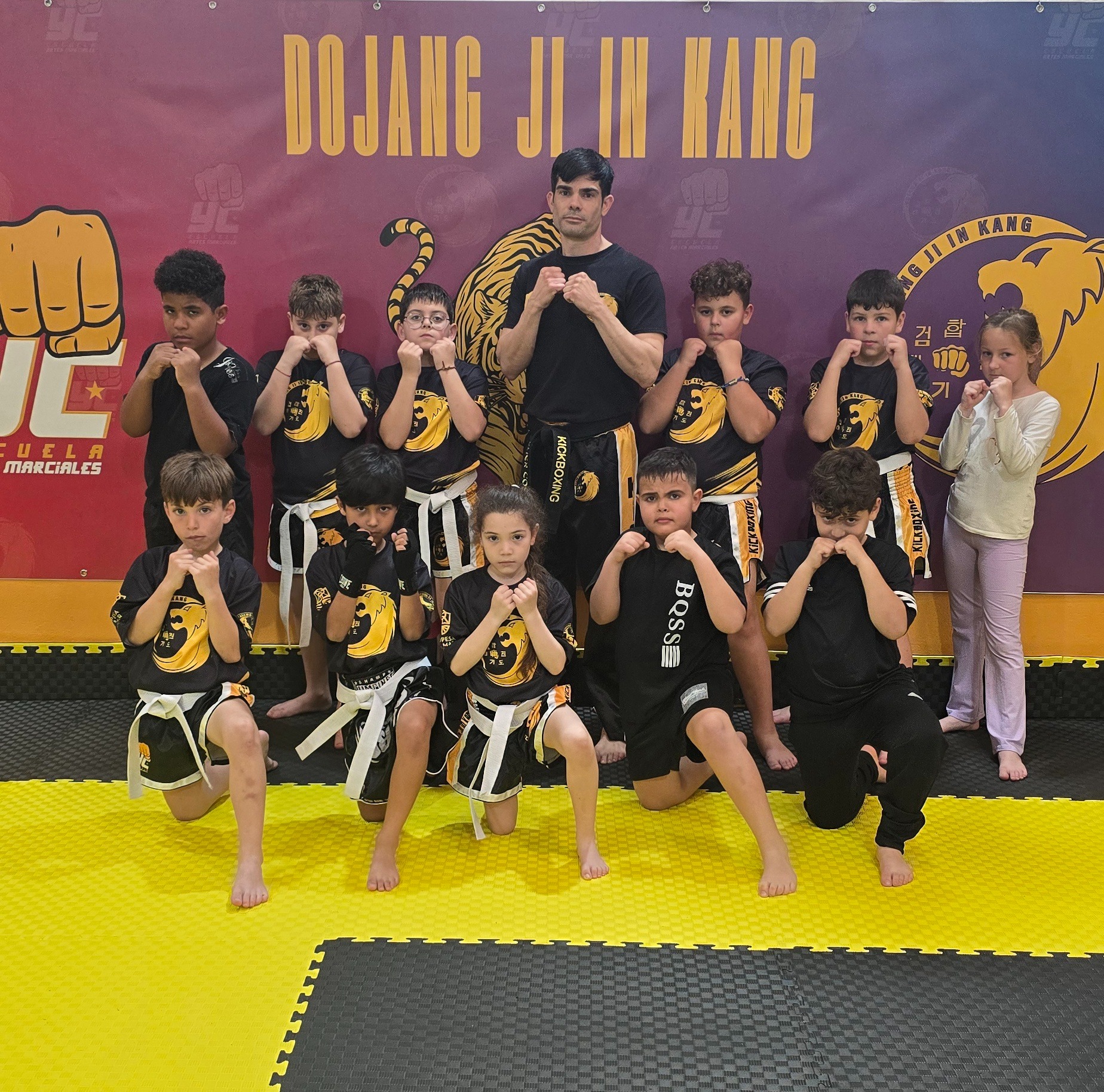 Grupo infantil de Kickboxing en DJIK